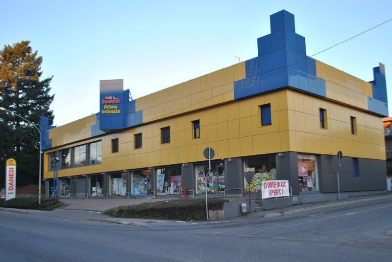 Sfondano la vetrata e rubano due carrozzine