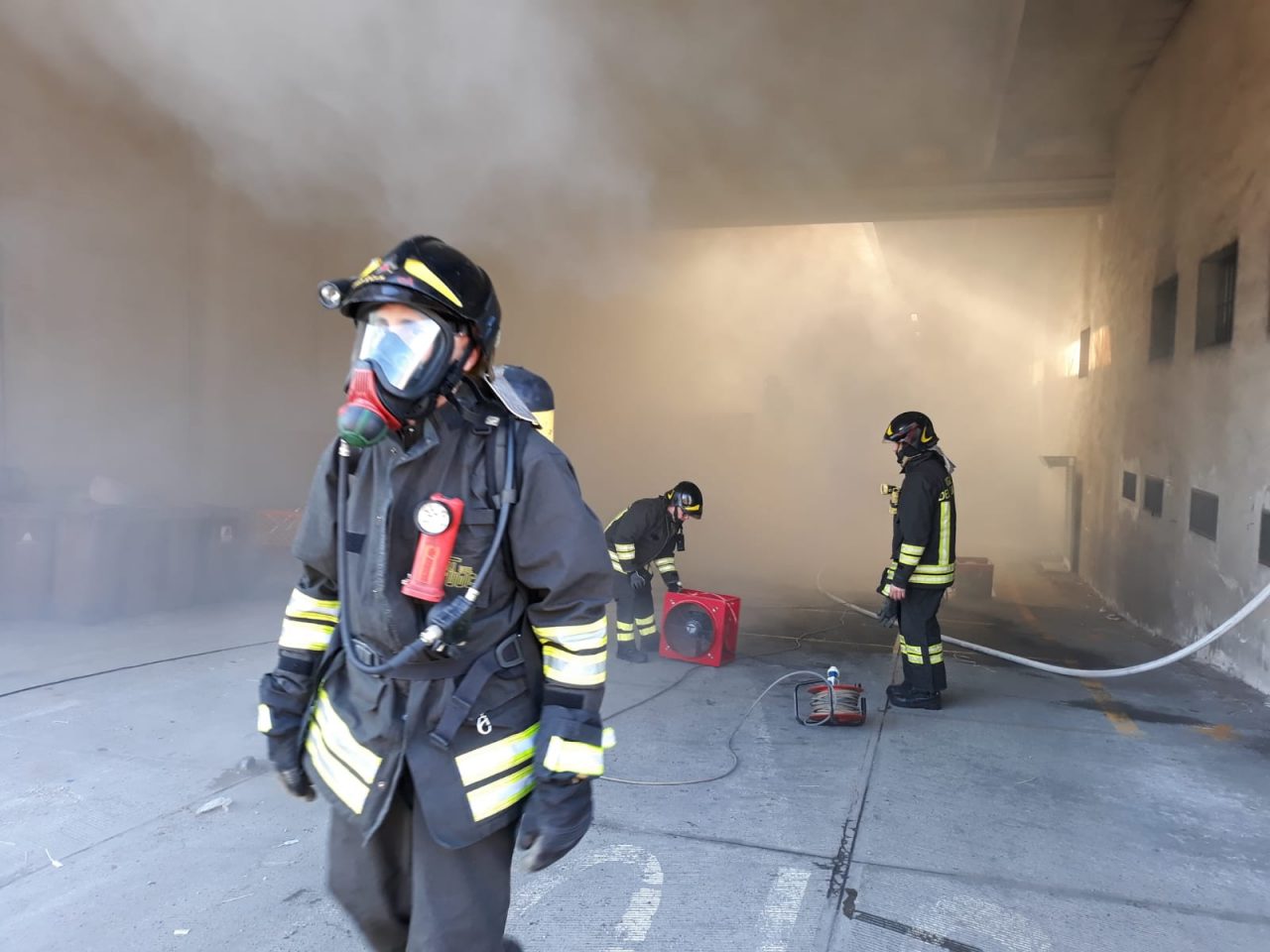 Fiamme al supermercato, soccorso un uomo FOTO