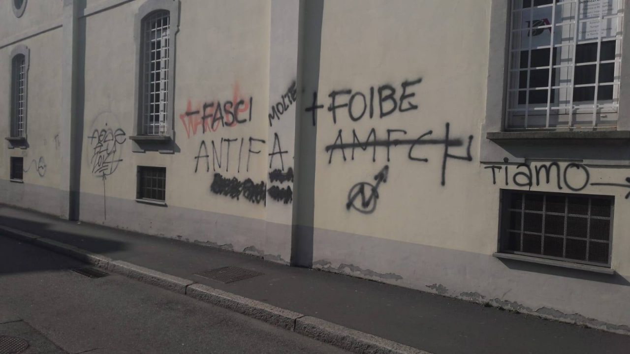 Scritte e manifesti sui muri della scuola Dell’Acqua di Legnano FOTO