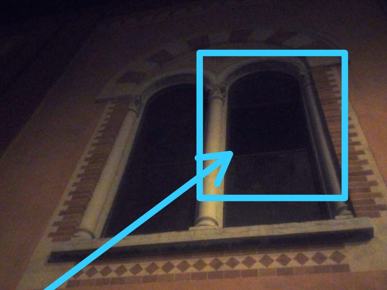 Vento forte, tetto scoperchiato e vetrata della chiesa infranta