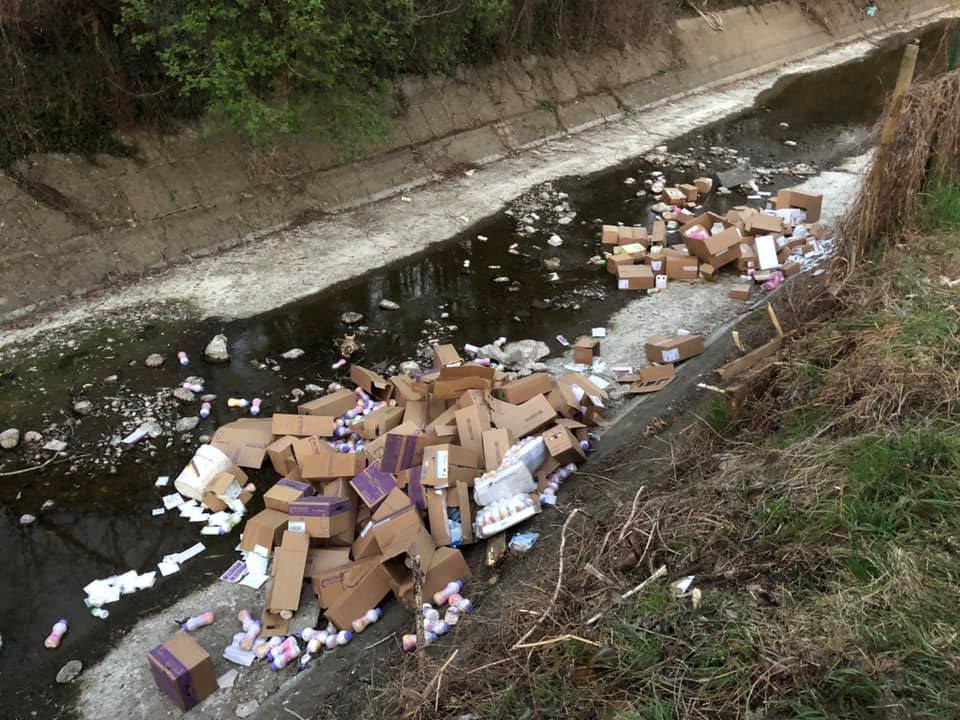 Prodotti farmaceutici abbandonati nel canale Villoresi