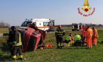 Auto si ribalta in un campo: intervengono i pompieri - LE FOTO