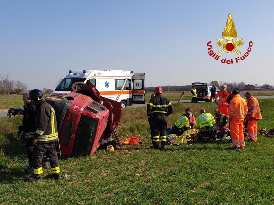 Auto si ribalta in un campo: intervengono i pompieri – LE FOTO