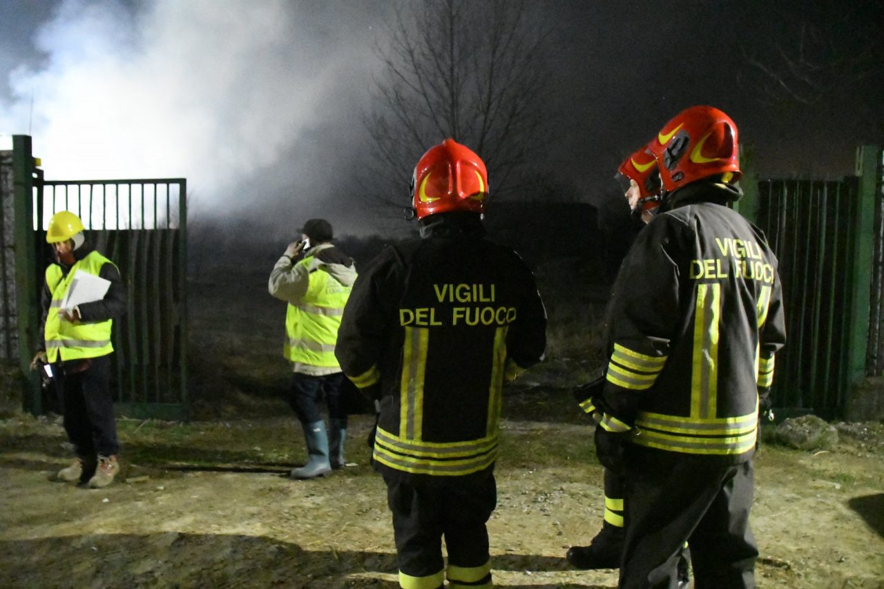 Milano ancora terra dei fuochi: stavolta in fiamme un rottamaio FOTO e VIDEO