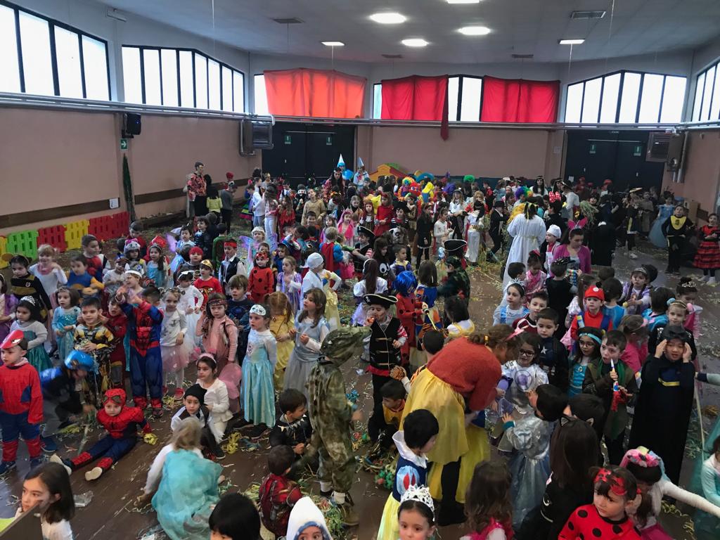 Carnevale alla scuola Gajo tra balli, canti e spettacoli itineranti