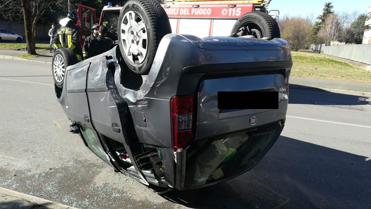 Auto ribaltata in via Menotti, paura a Legnano FOTO