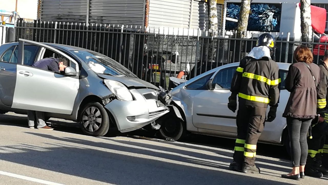 Perde il controllo e si schianta contro un’auto parcheggiata – LE FOTO