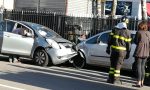 Perde il controllo e si schianta contro un'auto parcheggiata - LE FOTO