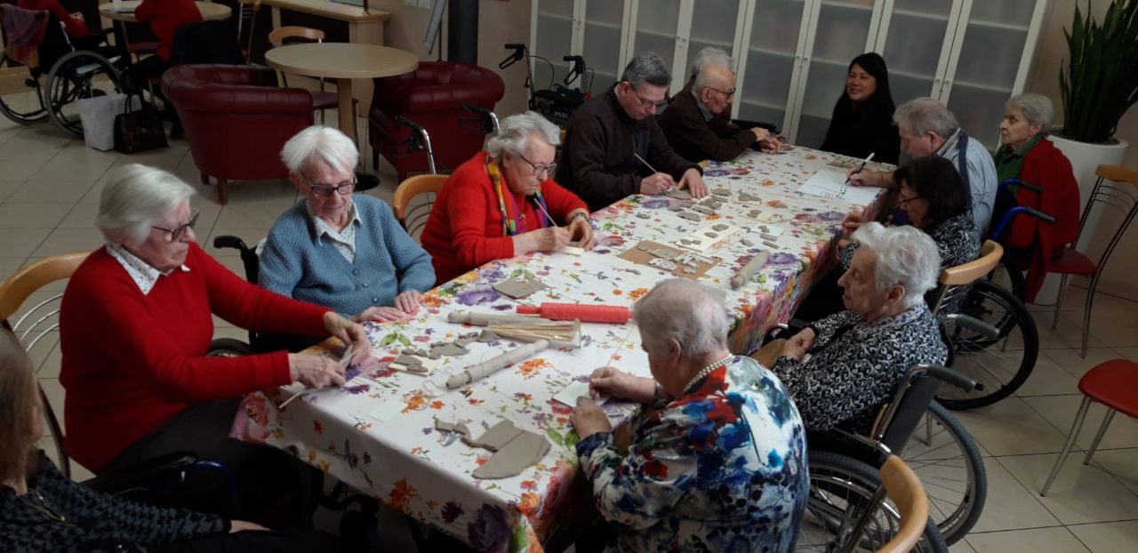 Arteterapia per giovani e anziani: a Villaggio Amico la creatività è condivisione  FOTO