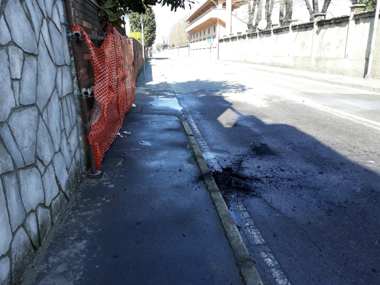 Auto prende fuoco al semaforo a Parabiago