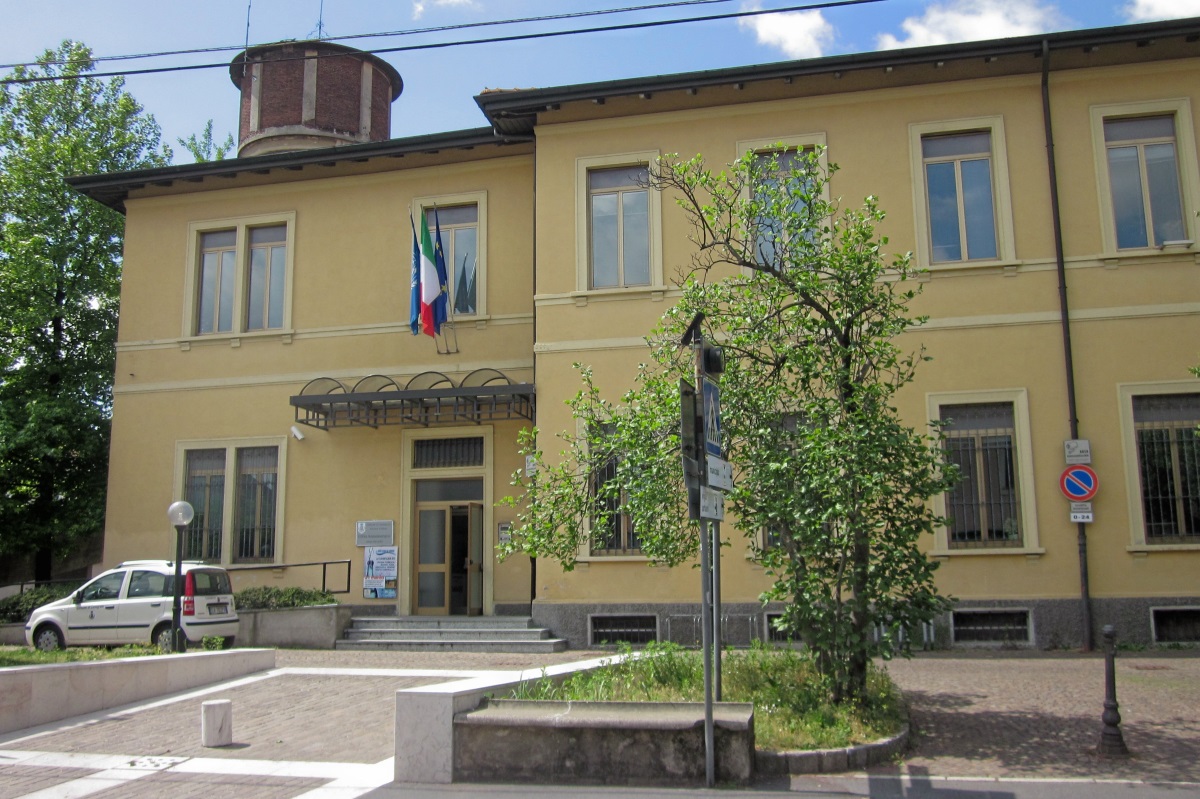 Paura in municipio: dà in escandescenza e spacca la vetrata della porta d’ingresso