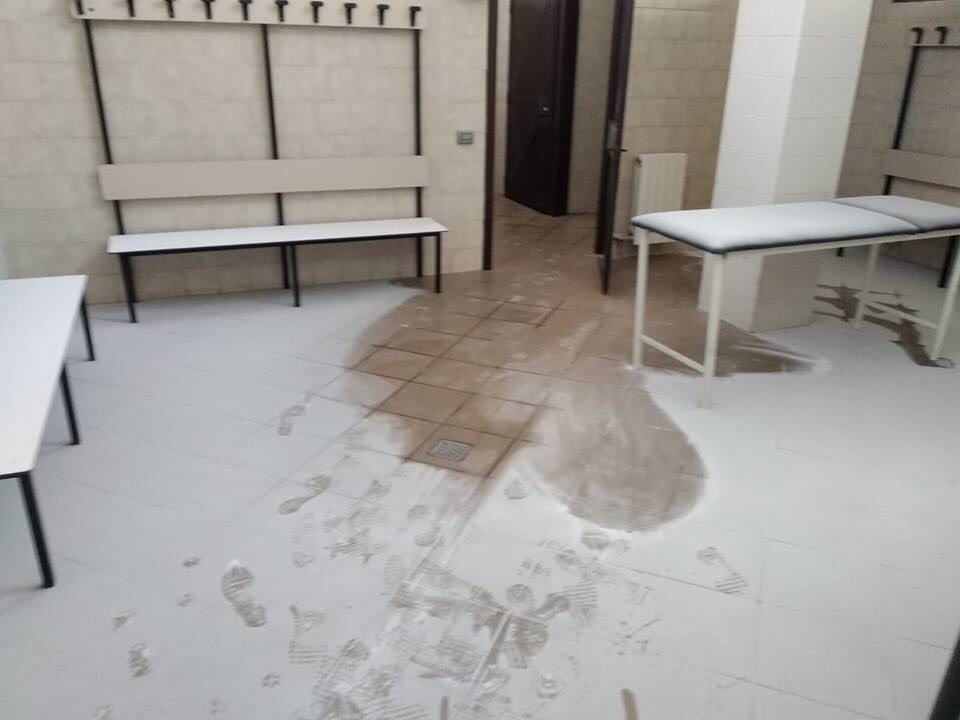 Spogliatoi imbrattati e pali tagliati: vandalismi allo stadio FOTO