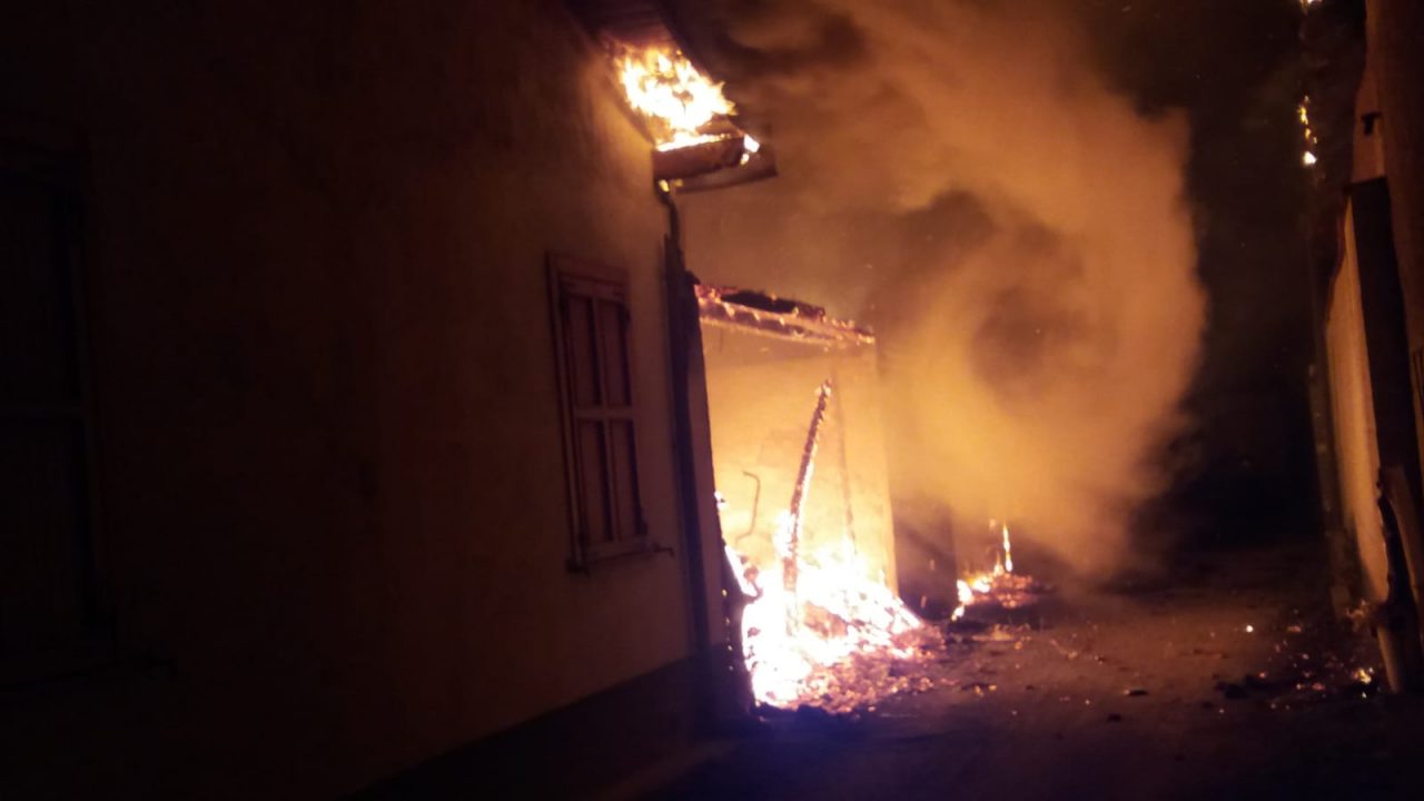 Brucia falegnameria, le fiamme intaccano anche le villette FOTOGALLERY