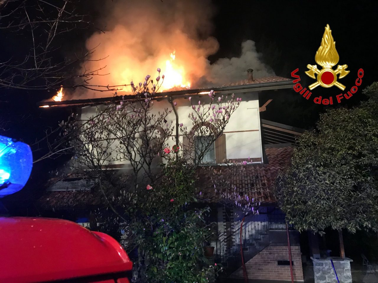 A fuoco tetto di una villa, arrivano i Vigili del Fuoco FOTO