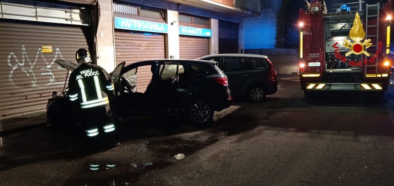 Auto distrutta dalle fiamme a Olgiate Olona FOTO