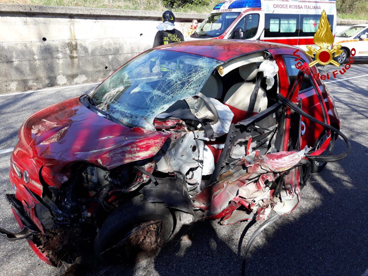 Scontro tra un carro attrezzi e un’auto a Lozza FOTO