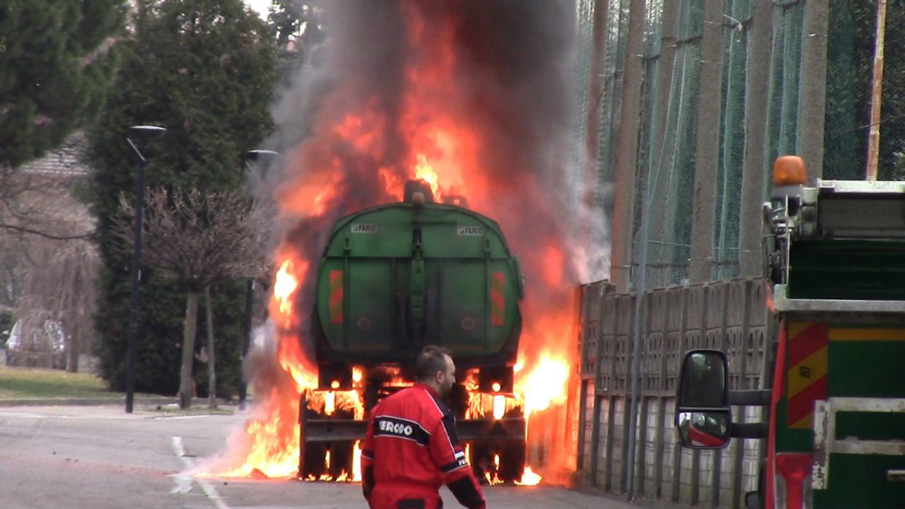 Camion dei rifiuti in fiamme: paura a Gorla Minore FOTO