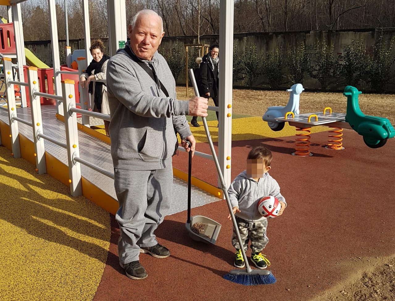 Luigi Morelli pulisce ogni giorno il parco giochi, è il nonno di tutti i bambini
