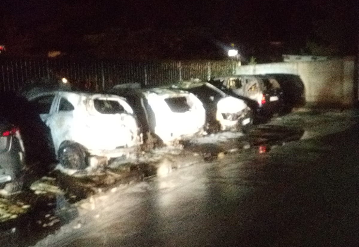 Cinque auto bruciate nella notte, si indaga