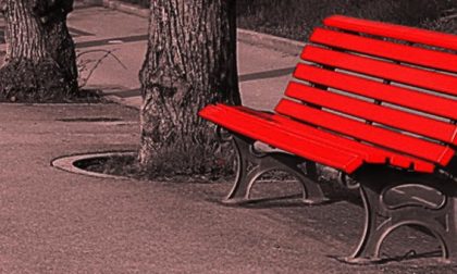 Una panchina rossa (di un anonimo) per ricordare Carol Maltesi