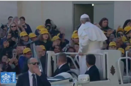 Bambini di Legnano sulla Papamobile in compagnia del Pontefice VIDEO