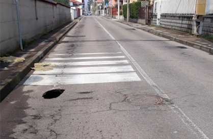Voragine in strada a Parabiago FOTO