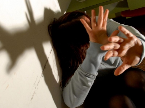Adescata in rete, stuprata e filmata | Arrestati i quattro aguzzini