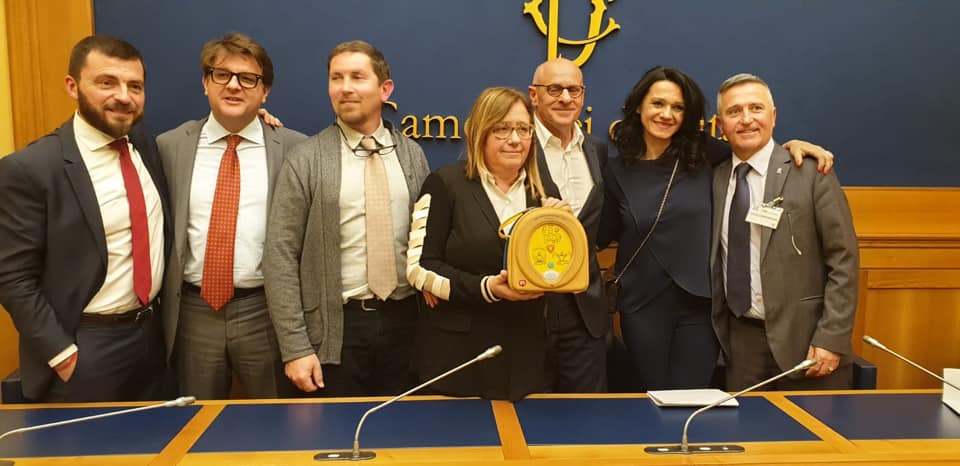Defibrillatori nei luoghi pubblici, da Cerro alla Camera per salvare vite