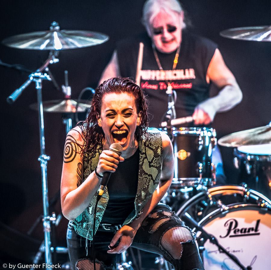 Alteria canta sul palco insieme a Ian Paice batterista dei Deep Purple FOTO