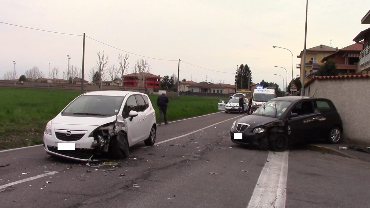 Scontro tra due auto all’incrocio di via Butti – LE FOTO