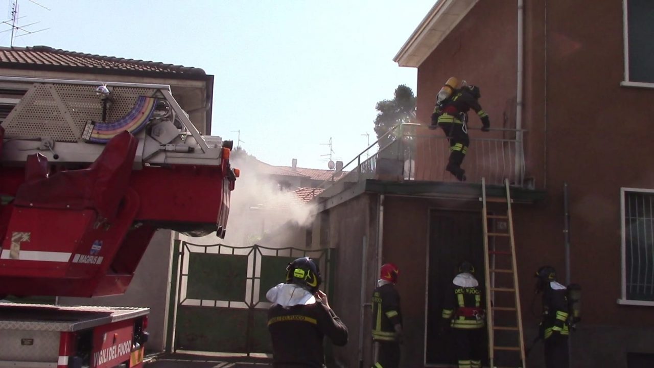 Incendio a Castellanza: una persona intossicata FOTO
