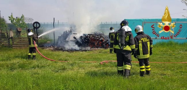 Cataste di legname in fiamme a Cirimido