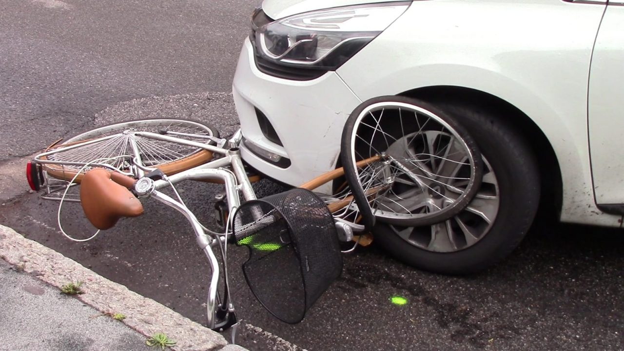Ciclista investita all’incrocio, paura a Legnano