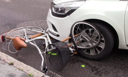 Ciclista investita all'incrocio, paura a Legnano