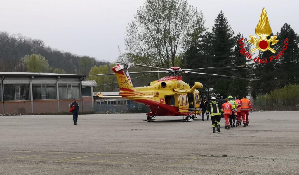 Sbatte con l’auto contro palo della luce, grave donna di 68 anni FOTO
