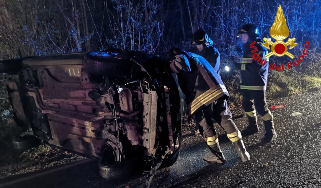 Si ribalta con l’auto, soccorso 32enne FOTO – SIRENE DI NOTTE