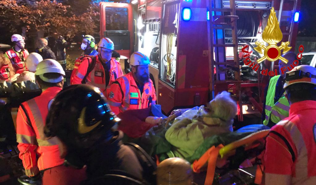 Incendio nelle cantine, condomini intrappolati: 21 persone tratte in salvo VIDEO e FOTO