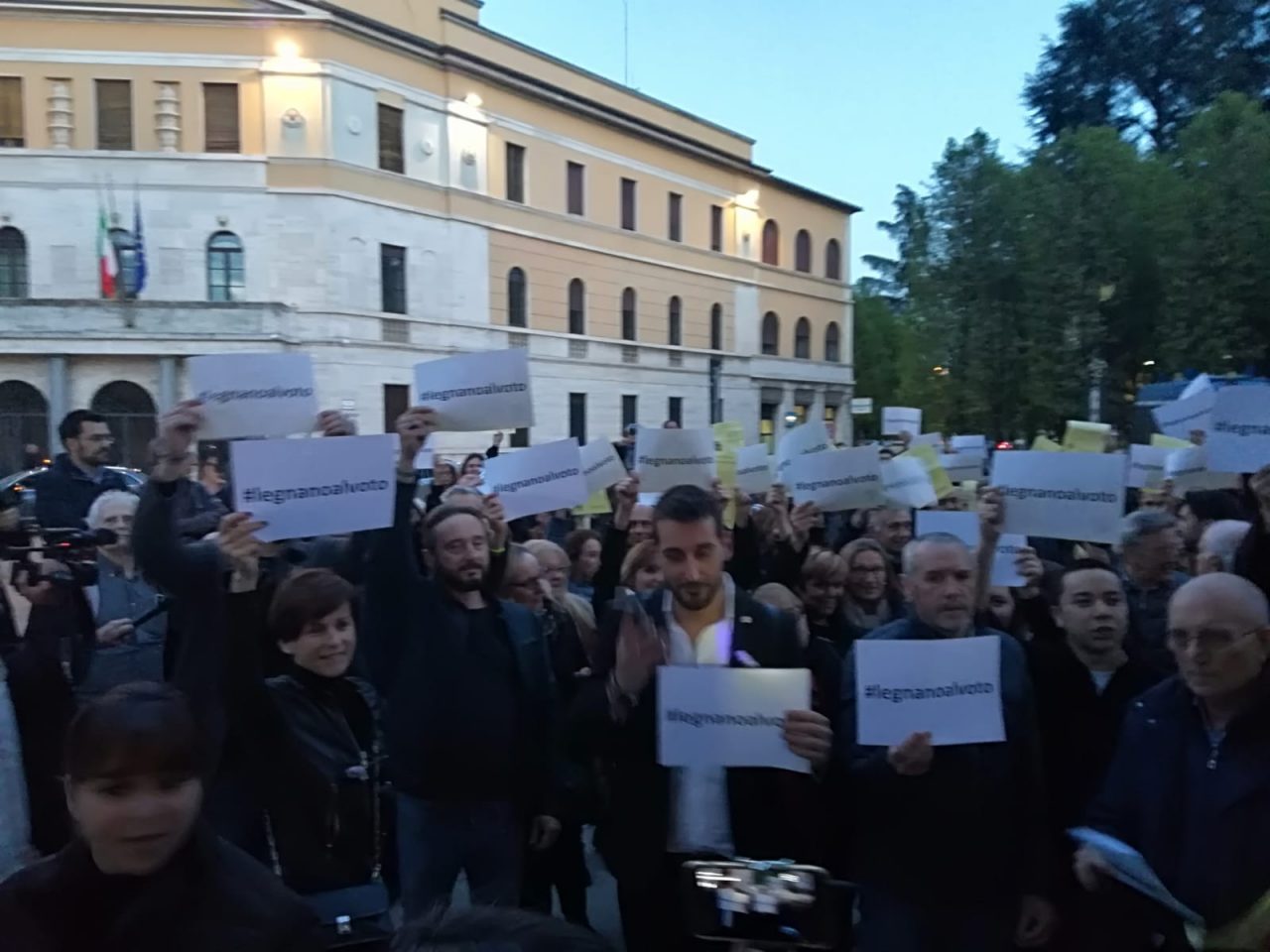 Protesta contro la Giunta Fratus a Legnano: “Andate a casa!”