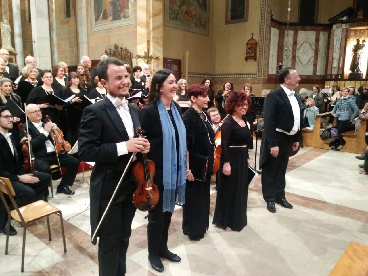 Stradivari, successo per il concerto. E una corista finisce in ospedale