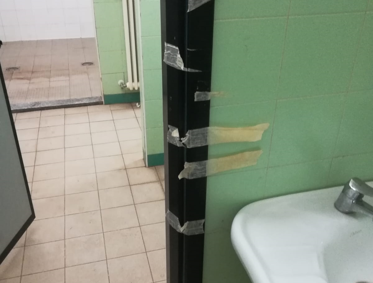 Elezioni San Vittore Olona, Morlacchi: “Porte spogliatoi tenute su col nastro adesivo”