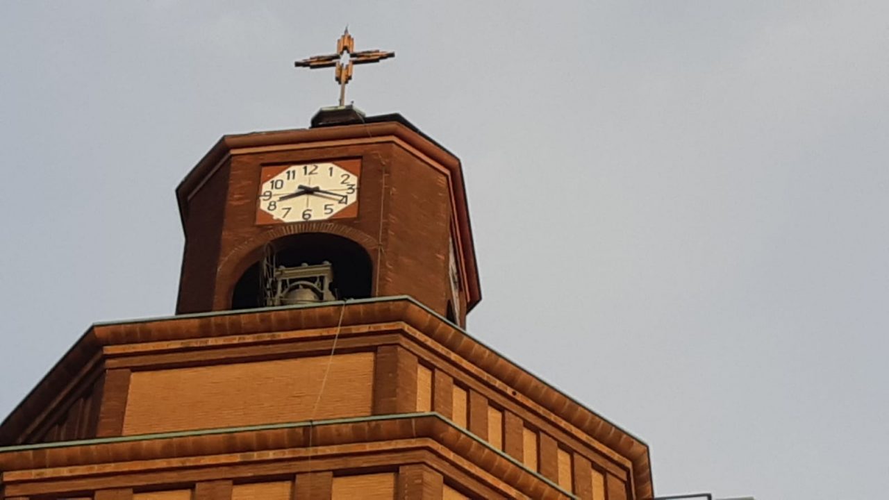 Lamiere di rame rischiano di staccarsi dal campanile. Chiude l’asilo FOTO
