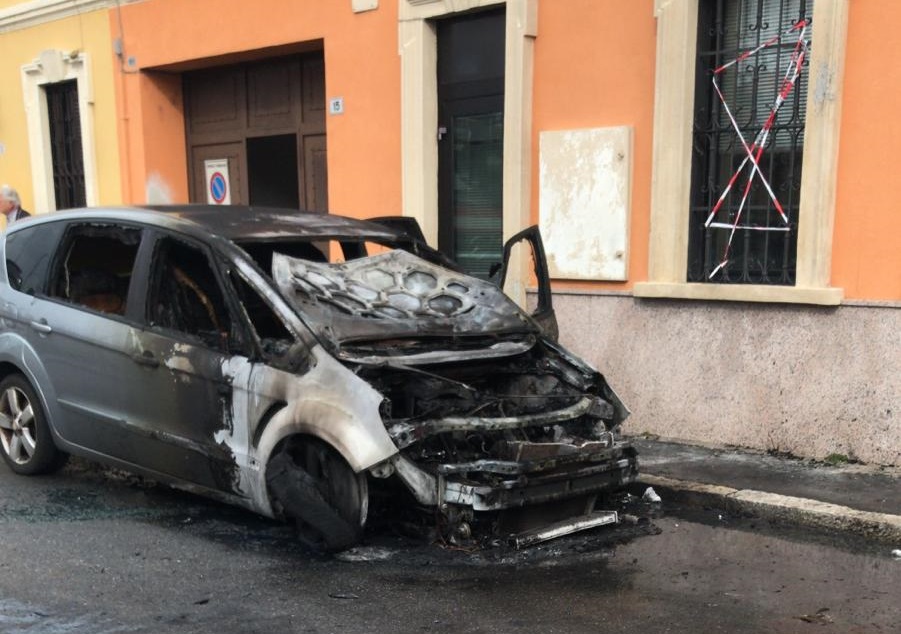 Auto in fiamme a Parabiago, arrivano i pompieri