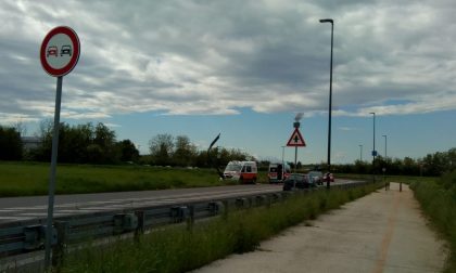 Ambulanza finisce fuori strada a Legnano: a bordo un paziente di 83 anni