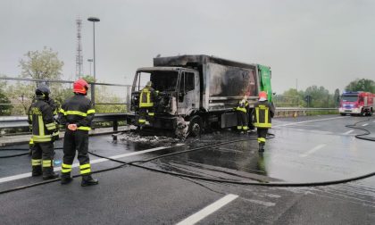Compattatore Amsa in fiamme in Tangenzialina, pompieri al lavoro