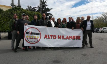 I Cinque Stelle in protesta davanti ai cancelli di ACCAM