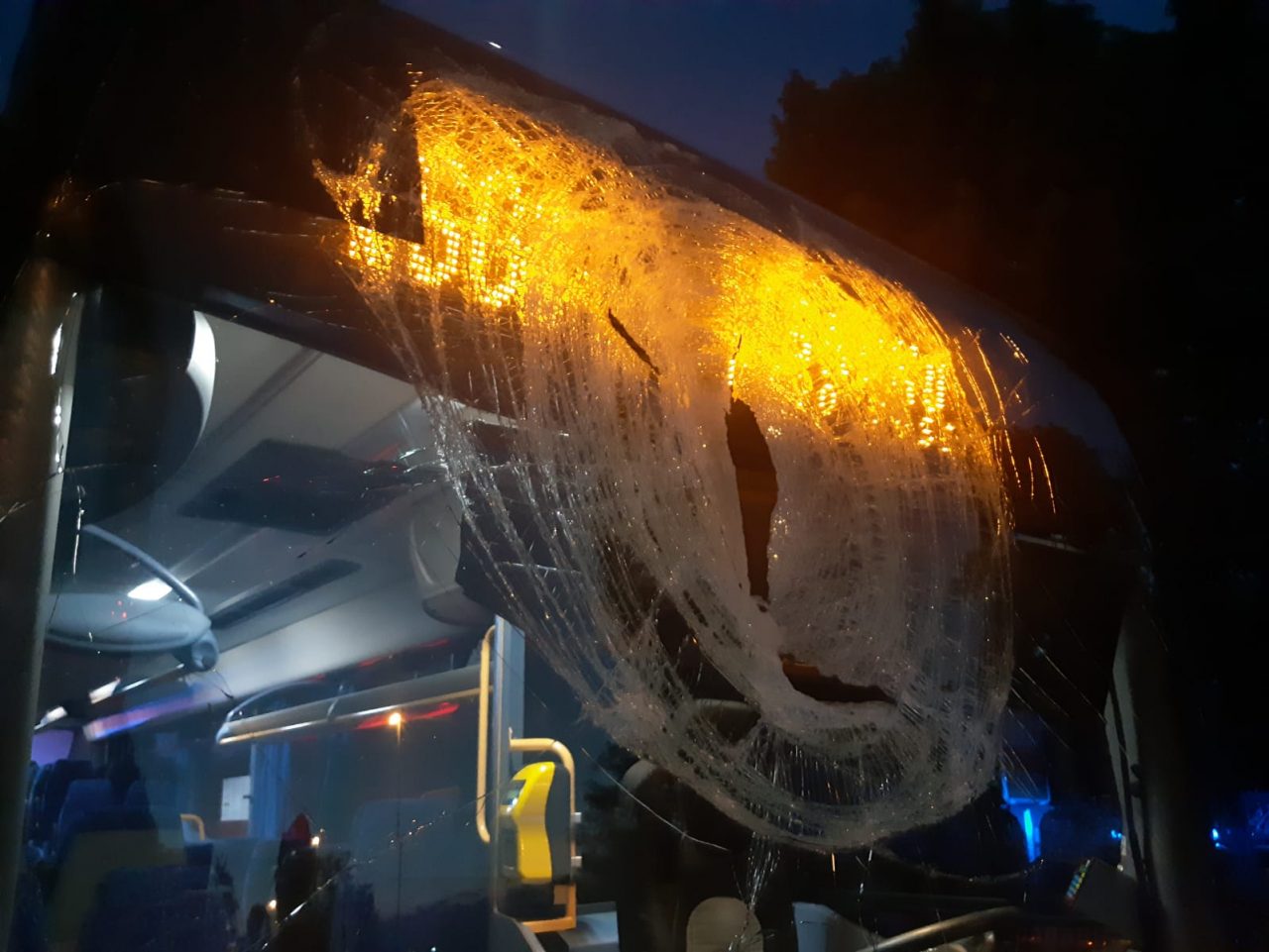 Jeep perde la ruota che finisce contro un pullman, 10 feriti FOTO