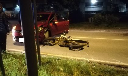 Scontro tra un'auto e una moto: 18enne in ospedale