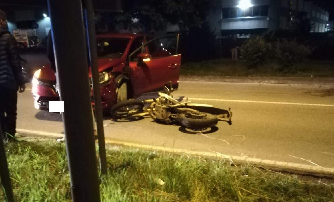 Scontro tra un’auto e una moto: 18enne in ospedale