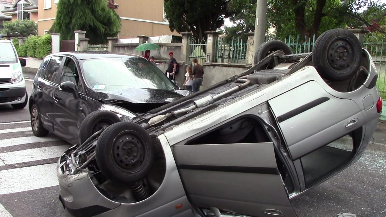 Incidente stradale a Castellanza: un’auto si ribaltaFOTO