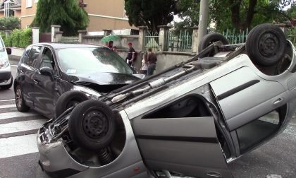 Incidente stradale a Castellanza: un'auto si ribaltaFOTO